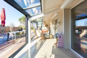 een glazen huis met uitzicht op de patio bij Villa Goya in Ares with private pool in Arès