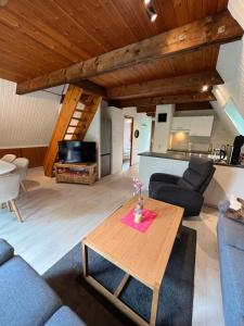 a living room with a table and a kitchen at Twistesee Ferienhaus 2 in Wetterburg