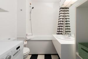 アンデルノ・レ・バンにあるStudio Les Vacances a Andernosの洗面台とトイレを備えた白いバスルーム