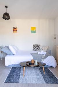 アンデルノ・レ・バンにあるStudio Les Vacances a Andernosのベッドとコーヒーテーブルのある寝室 +9枚の写真