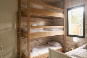 Giường trong phòng chung tại Cabane De Brice in Ares with pool