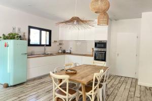 Nhà bếp/bếp nhỏ tại Cabane De Brice in Ares with pool