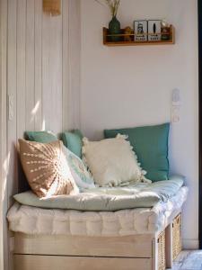 Giường trong phòng chung tại Cabane De Brice in Ares with pool +17 ảnh