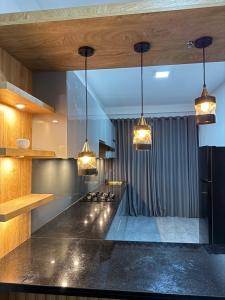 een keuken met 3 verlichting en een aanrecht bij Dewliya Rest in Galle +30 foto's