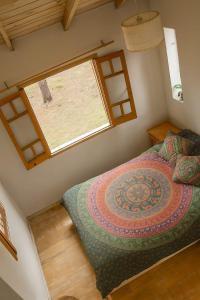 ein Schlafzimmer mit großem Bett und Fenster in der Unterkunft Munay in Villa Gesell