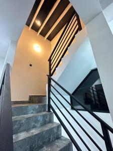 een trap in een huis met een glazen leuning bij Dewliya Rest in Galle