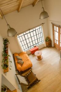 ein Wohnzimmer mit einer Couch und einem Fenster in der Unterkunft Munay in Villa Gesell