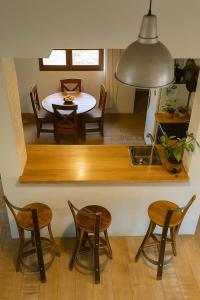 eine Küche mit Tisch und Stühlen und einer Spüle in der Unterkunft Munay in Villa Gesell