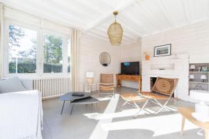 TV a/nebo společenská místnost v ubytování Villa Claire à Andernos - sea view with heated poo