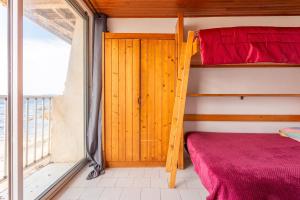 une chambre avec deux lits superposés et une fenêtre dans l'établissement Porte Rouge 5, au Pradet 13 autres photos