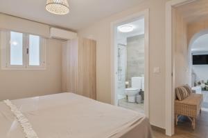 Un dormitorio blanco con una cama y un baño. en Las Mimosas Ronda, en Ronda 22 fotos más