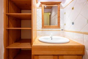 un bagno con lavandino e specchio di Appartement Roméo a Champagny-en-Vanoise Altre 16 foto