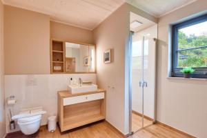 Ένα μπάνιο στο Ferienhaus Küstenhuus 20 Feriendorf Klein Stresow Rügen by ruyastay +19 φωτογραφίες