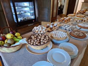 a table topped with baskets of food and pies at Borgo Nocchiara in Carlentini