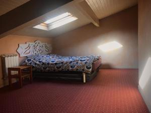 a bedroom with a bed in a room at Vieille House in Saint-Geours-de-Maremne