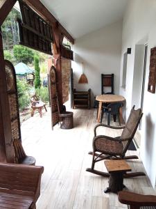 eine Veranda mit Stühlen, einem Tisch und einem Tisch in der Unterkunft Villa proche plage pour 2 pers in Vielle-Saint-Girons