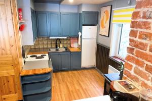 Η κουζίνα ή μικρή κουζίνα στο Gemütliche Ferienwohnung in Nordschweden