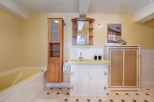 ein Badezimmer mit Waschbecken und Badewanne in der Unterkunft Deichgraf in Westerhever + 37 Fotos