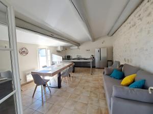 Η κουζίνα ή μικρή κουζίνα στο Le Mistralet - Grand Gîte