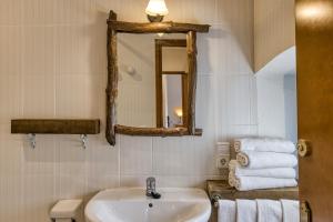 Koupelna v ubytování Casa Rural Can Miquel + 32 fotografií