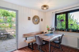 ビューラータールにあるHaus Schwarzwald Königinのテーブルと椅子のあるダイニングルーム