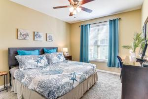 ガルベストンにあるPool Access and Balcony Beachfront Galveston Condo!のベッドと天井扇風機のある寝室 +21枚の写真