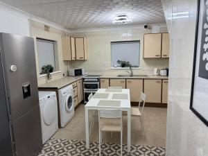 Kuchyň nebo kuchyňský kout v ubytování Large House for Contractors, families and groups