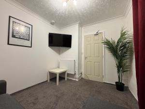 TV a/nebo společenská místnost v ubytování Large House for Contractors, families and groups