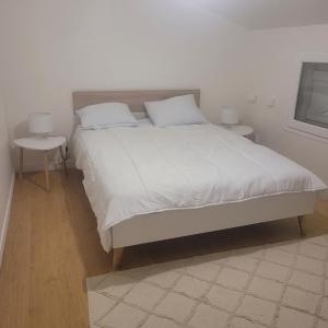 1 Schlafzimmer mit einem Bett mit weißer Bettwäsche und 2 Tischen in der Unterkunft Villa Marina, 3 bedrooms, Sea and beach in La Ciotat + 11 Fotos