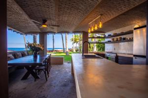 cocina abierta con mesa y vistas al océano en Casas Palmar and Tocayo, en Sayulita 60 fotos más