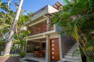 una casa en la playa con palmeras en Casas Palmar and Tocayo, en Sayulita