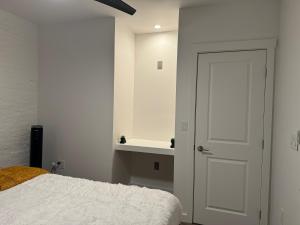 Un dormitorio con una cama y un lavabo y una puerta. en Short North Convention King Bed Free Parking!, en Columbus