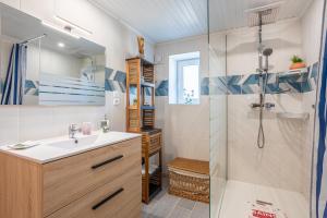 シャランにあるAppartement Entre Mer et Maraisの洗面台とシャワー付きのバスルーム +16枚の写真