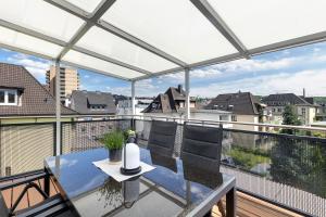 a balcony with a table and chairs on a balcony at Ferienwohnung Jule in Arnsberg