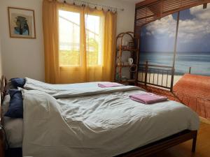シャントネーにあるChambre chez l'habitantのベッドルーム1室(海の絵画付)