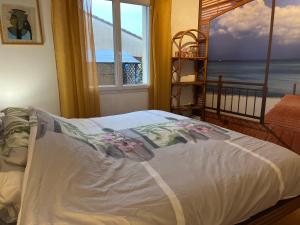 シャントネーにあるChambre chez l'habitantの海の見えるベッドのある寝室