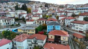 Pemandangan umum bagi Kruševo atau pemandangan bandar yang diambil dari vila ini