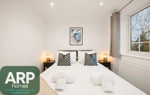 Postel nebo postele na pokoji v ubytování Near Town Centre, Big Patio, Free Parking Sleeps 8