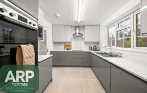 Kuchyň nebo kuchyňský kout v ubytování Near Town Centre, Big Patio, Free Parking Sleeps 8