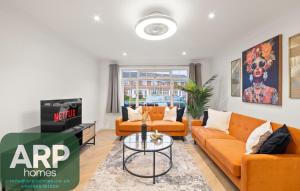 Posezení v ubytování Near Town Centre, Big Patio, Free Parking Sleeps 8