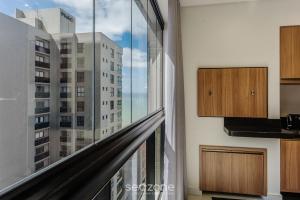 Kuchyň nebo kuchyňský kout v ubytování Aptos em prédio a 90 m da praia de Perequê - RIHs