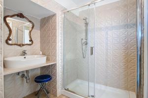 モンテ・サンタンジェロにあるAl Torrione 1のシャワーと洗面台付きのバスルーム
