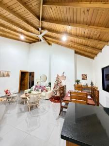 Buena VistaMake This Christmas Cozy & Magical的带桌椅的客厅