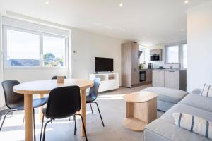 ラ・フォレ・フエナンにあるRésidence des Saulesのソファとテーブルのあるリビングルーム