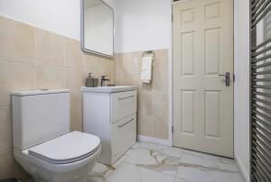 Et badeværelse på Buckingham Apartment 2bd