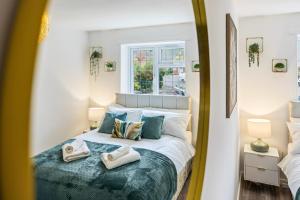 En eller flere senge i et værelse på Buckingham Apartment 2bd