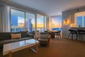 Un lugar para sentarse en FontaineBleau Suite Ocean View