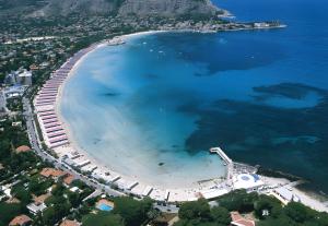 een luchtfoto van een strand en de oceaan bij Villa Alex Relax E Mare in Palermo