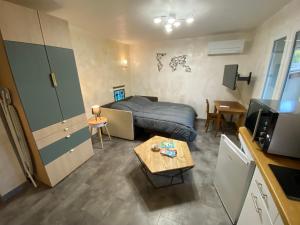 una piccola stanza con un letto e un tavolo di studio classé à sommières a Sommières