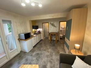 un soggiorno con un divano e una televisione di studio classé à sommières a Sommières